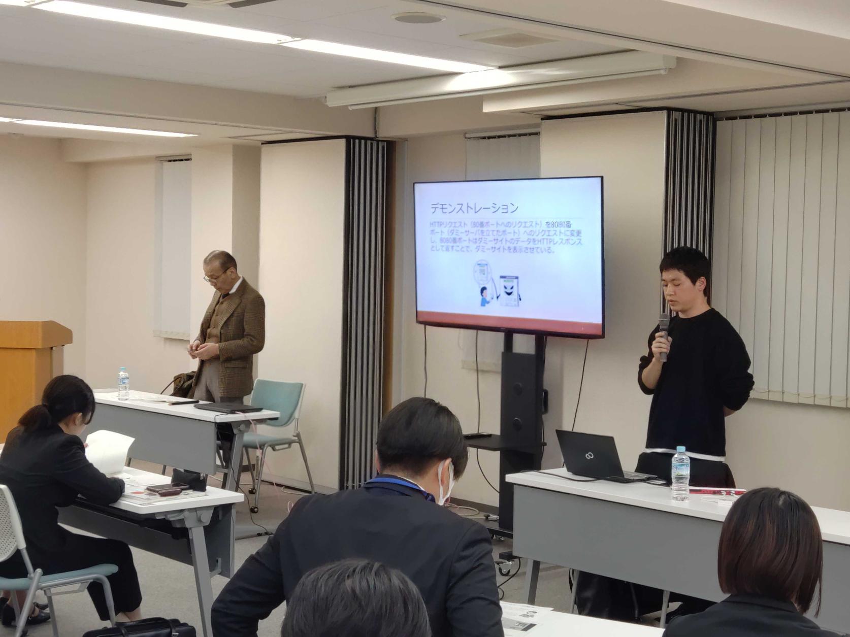 応用情報工学科3年の金子巧実さんが千葉県警察と合同で、東京ベイ信用金庫の 新人職員研修にて「フリーWi-Fiの危険性について」の講演を行いました。