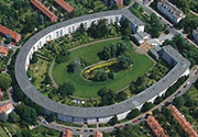 １）ドイツ，ベルリン：ブリッツの馬蹄形住宅（世界遺産）