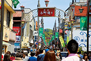 日本有数のオーバーツーリズム観光地に挙げられる鎌倉。問題解決に向け、様々な取り組みがなされている。