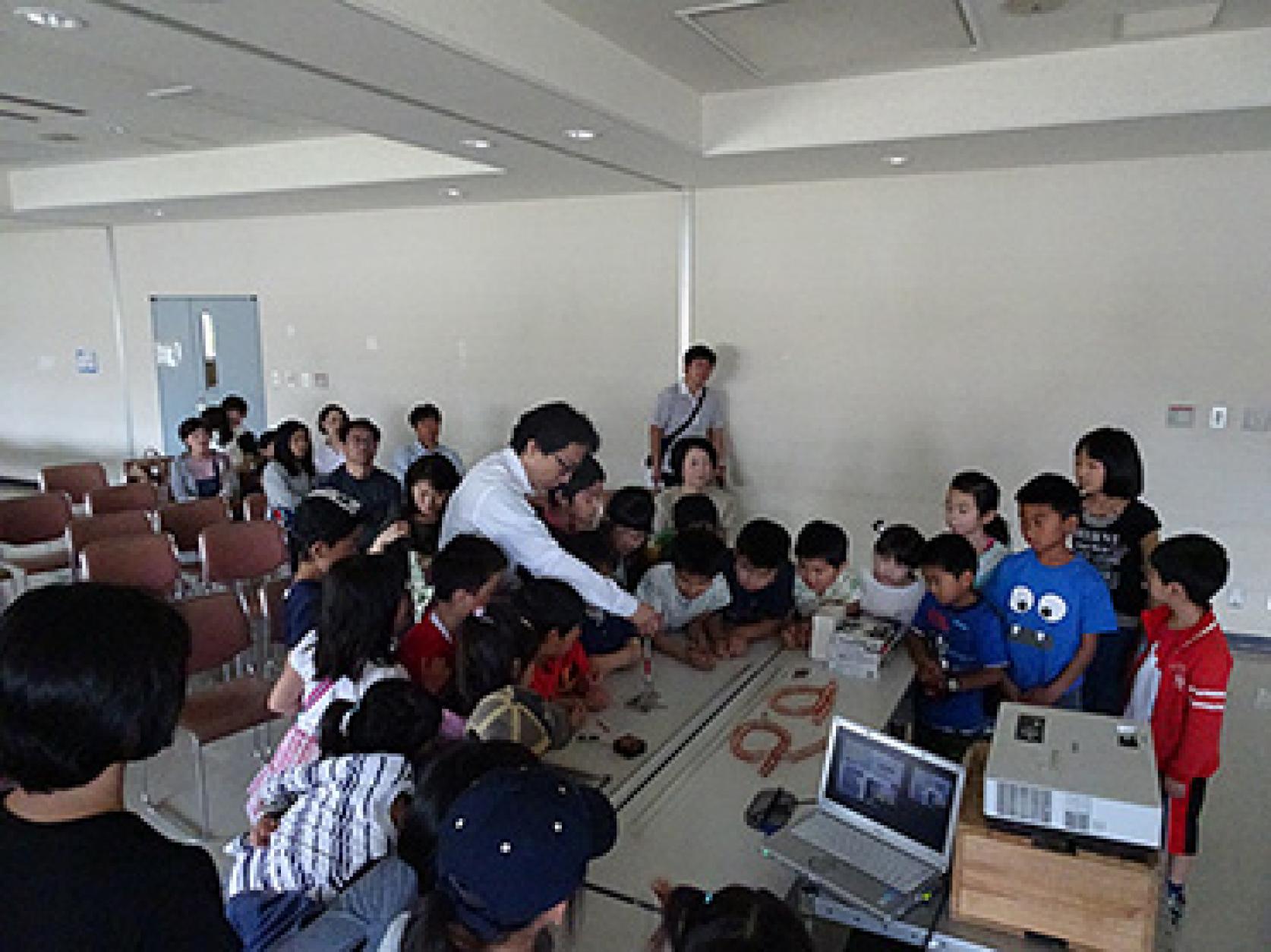 【参加報告】船橋アリーナ 「こどもの日フェスタ」 に電子工学科、駿河台理科教育サークル・物理学科、物質応用化学科が参加しました。