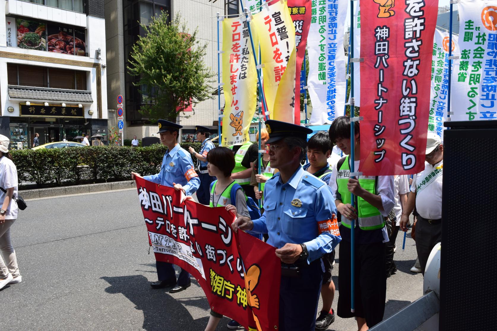 第67回「社会を明るくする運動」のパレードに音楽研究会の学生5名が参加しました。