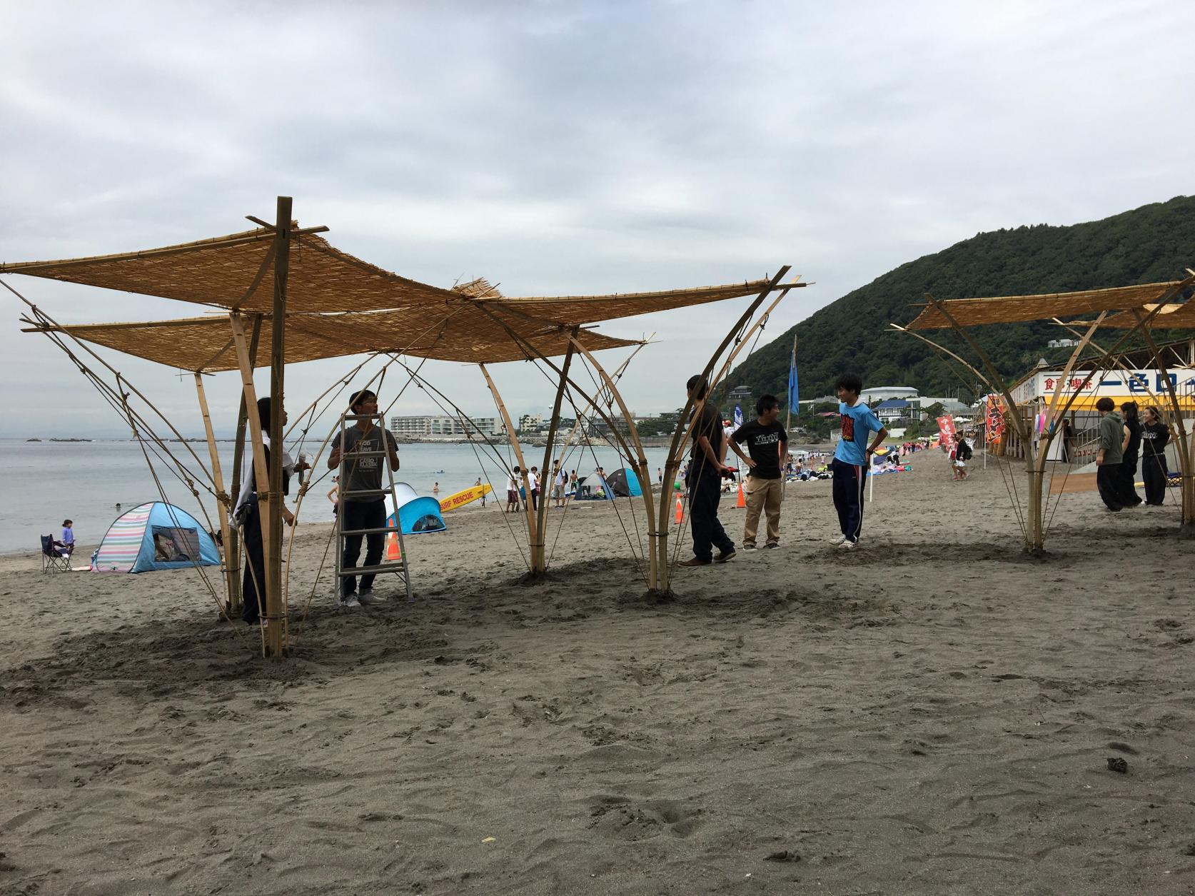 海洋建築工学科畔柳研究室が「竹の日よけ」を葉山の海水浴場に設置し読売新聞湘南版に紹介されました。