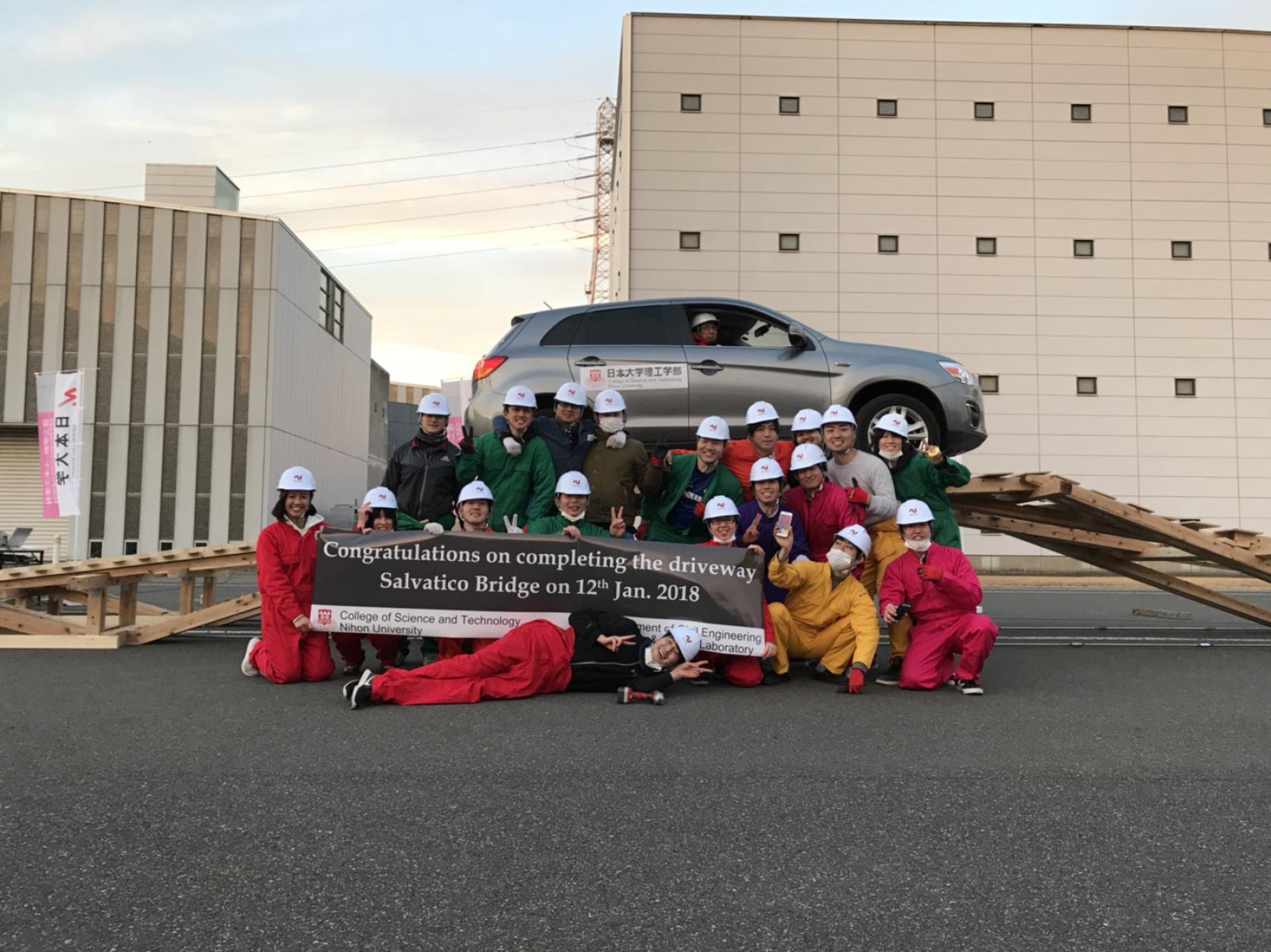 世界初！！土木工学科の関研究室、ダ・ヴィンチの橋に車を走らせる実験に成功！