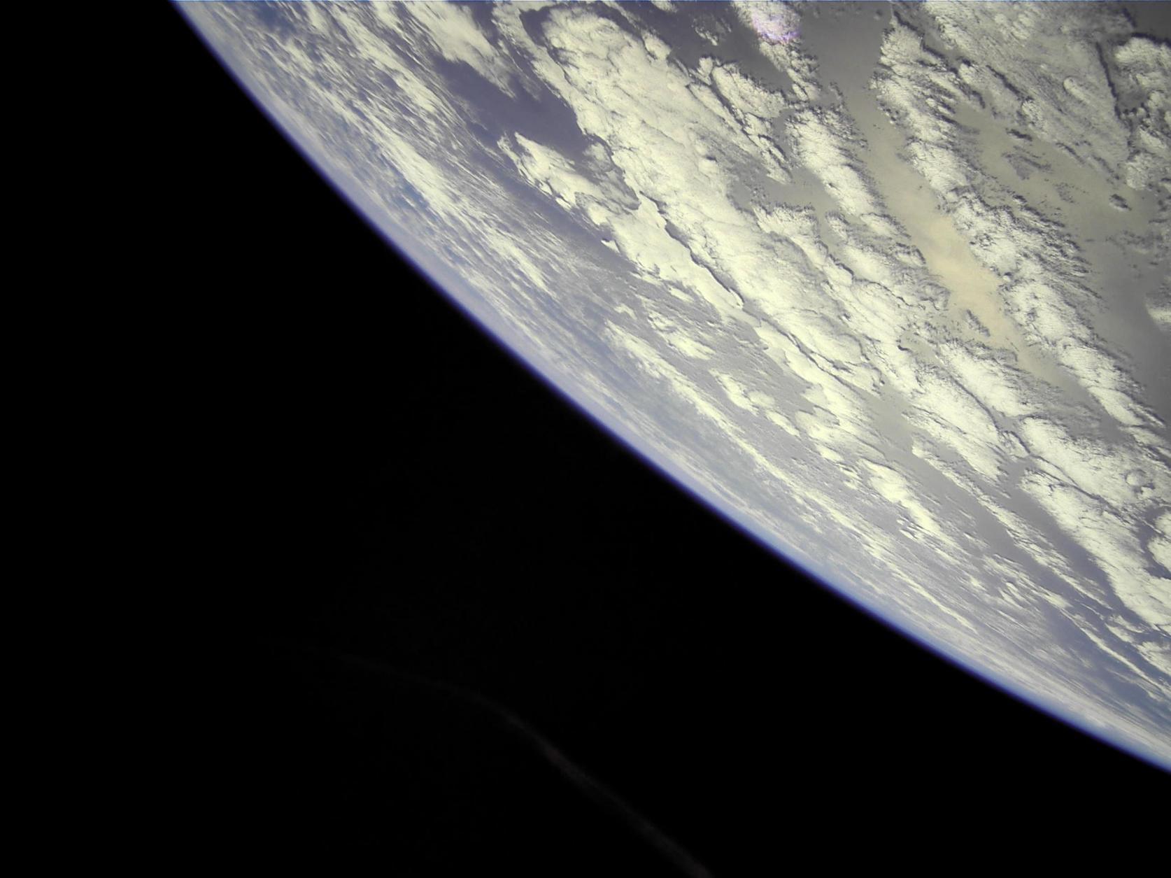 宇宙構造物システム研究室 人工衛星：NEXUS 宇宙からの写真届きました。