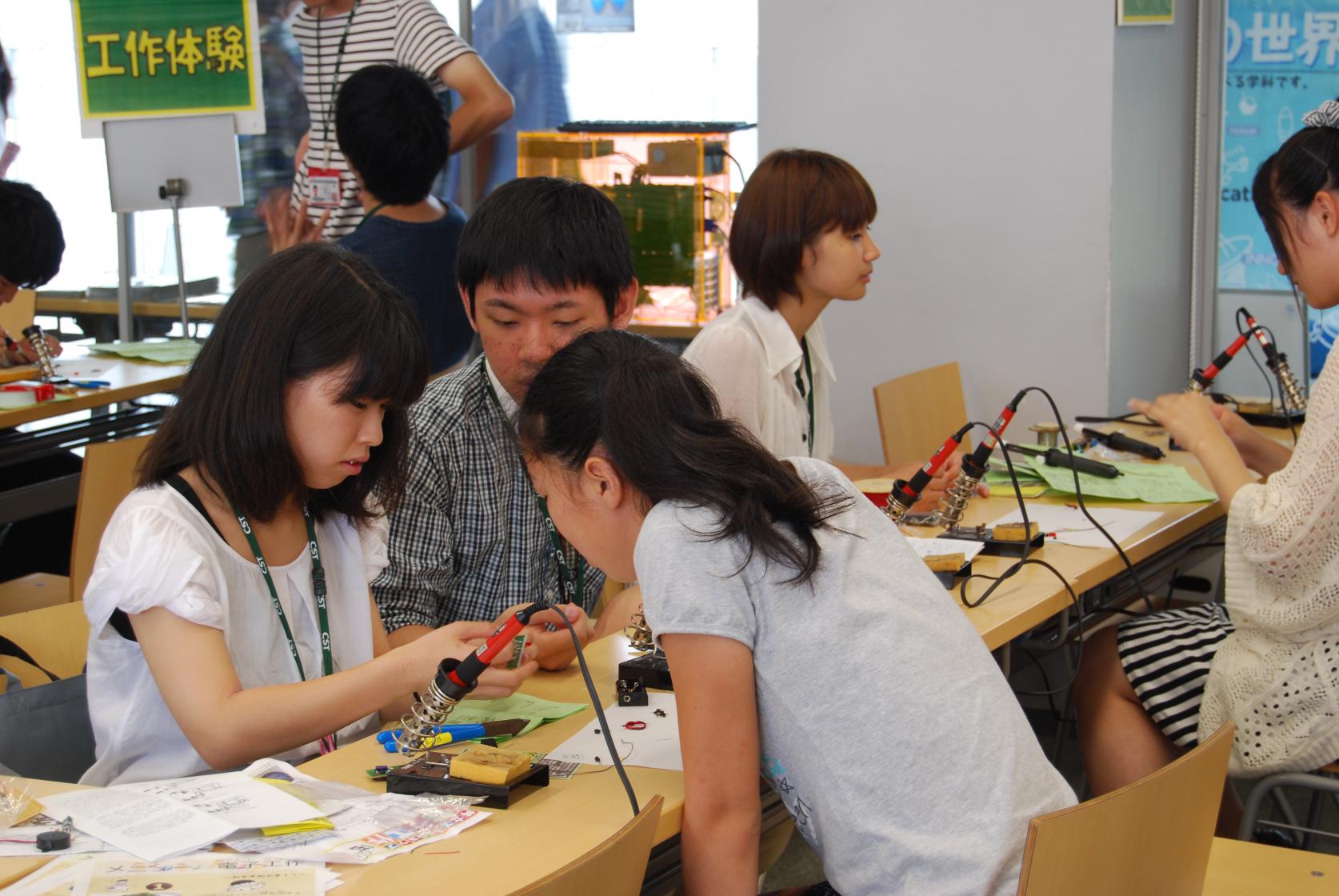 日大理工最大の夏のオープンキャンパス、いよいよ8月3日(土)・4日(日)開催。<br>驚きと感動の夏を一緒に!<br><船橋キャンパスにて開催><保護者の皆さま大歓迎!><br>※当日は大変な混雑が予想されます。Webサイトにて事前受付をしていただきますとスムーズにご入場いただけます。