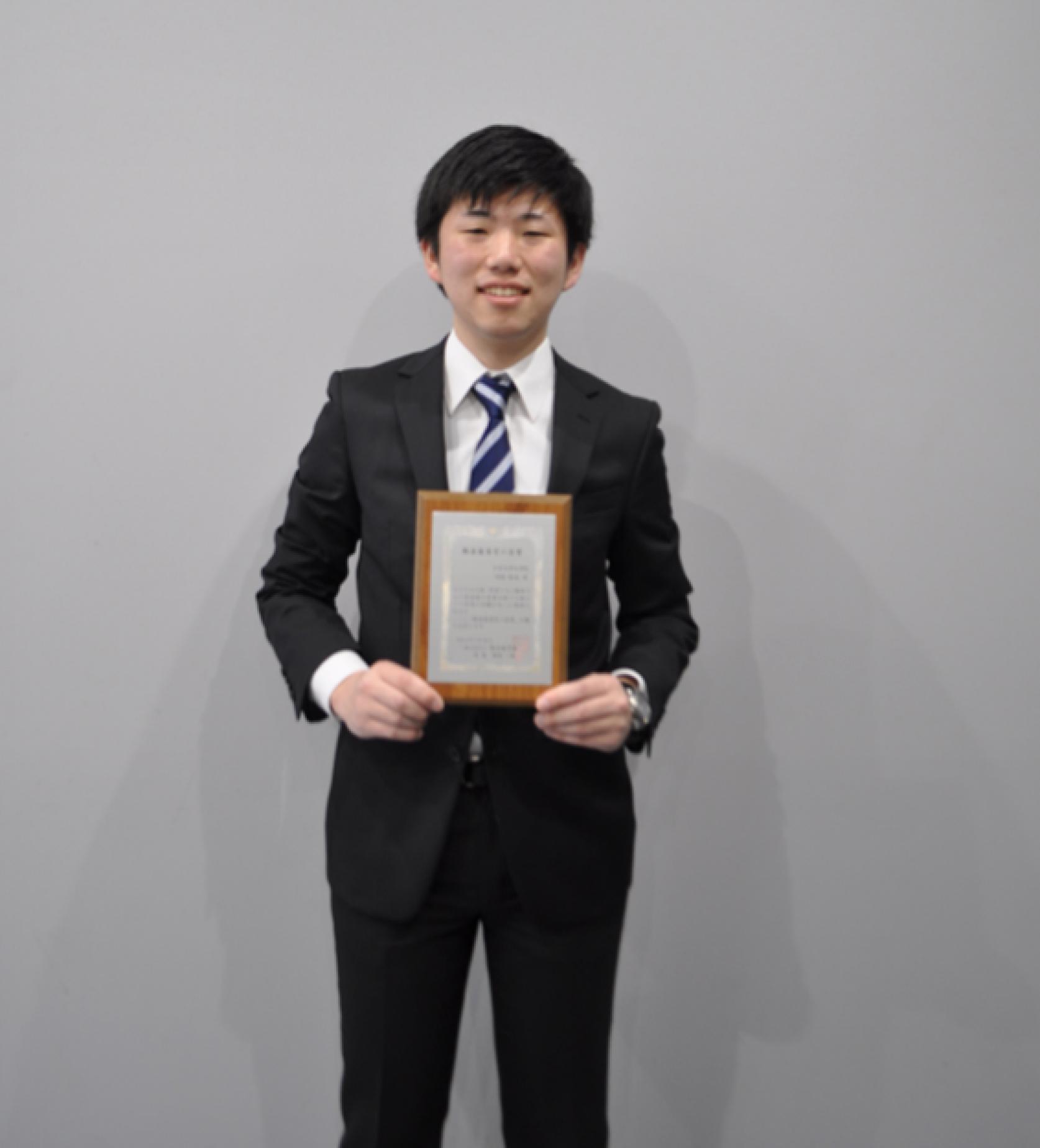 精密機械工学専攻２年の河村宥成さんが、軽金属学会において、軽金属希望の星賞を受賞しました。