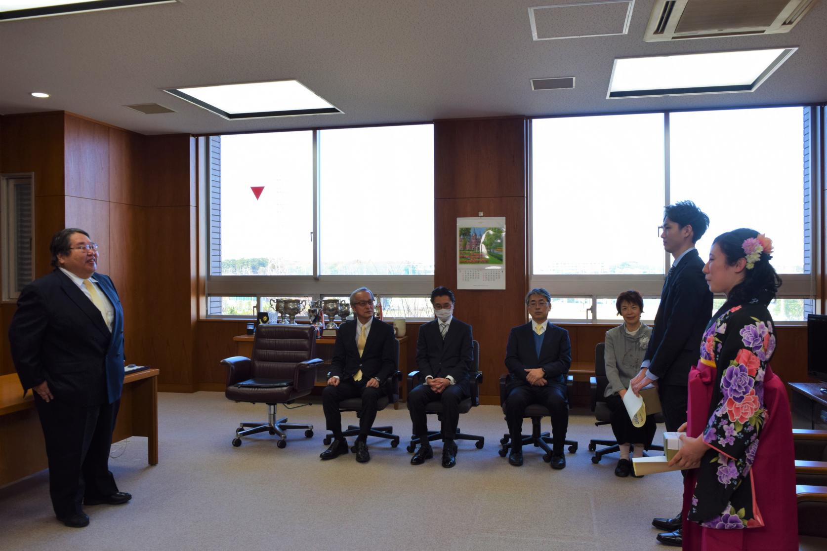 学長賞受賞の数学科 高橋海洋さん、物質応用化学科 桐生莉沙さんに、賞状及び記念品の贈呈が行われました。