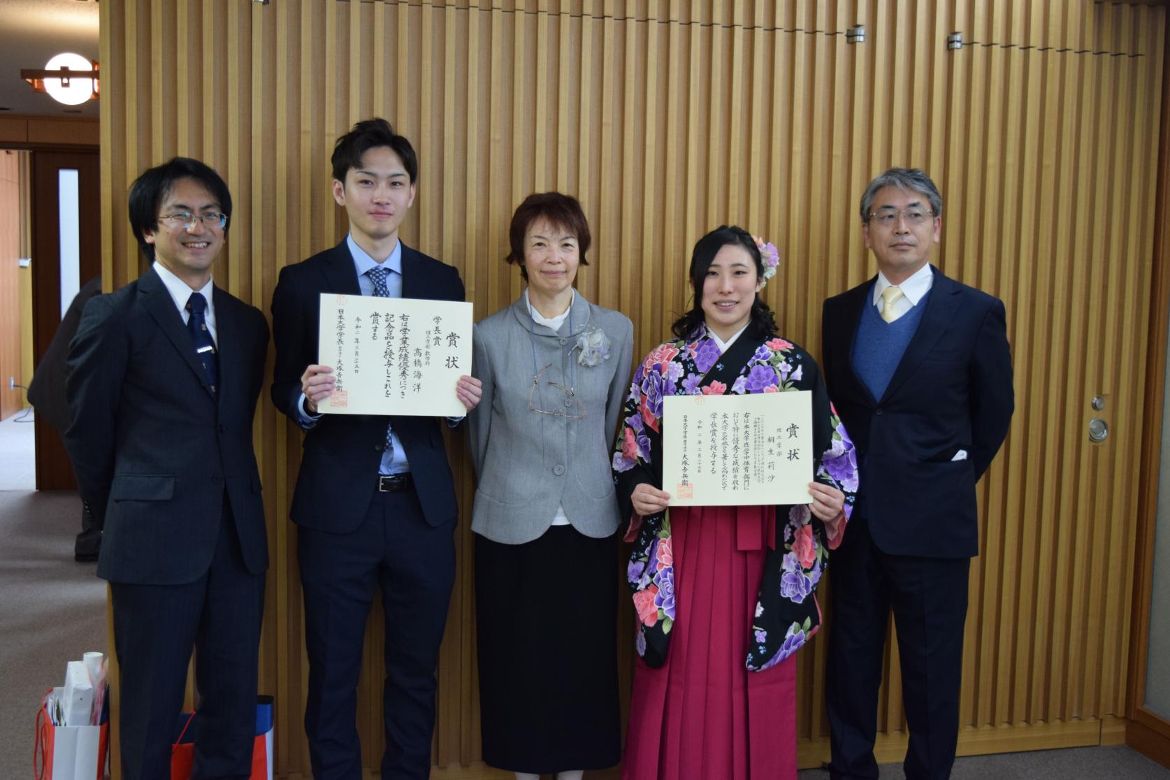 学長賞受賞の数学科 高橋海洋さん、物質応用化学科 桐生莉沙さんに、賞状及び記念品の贈呈が行われました。