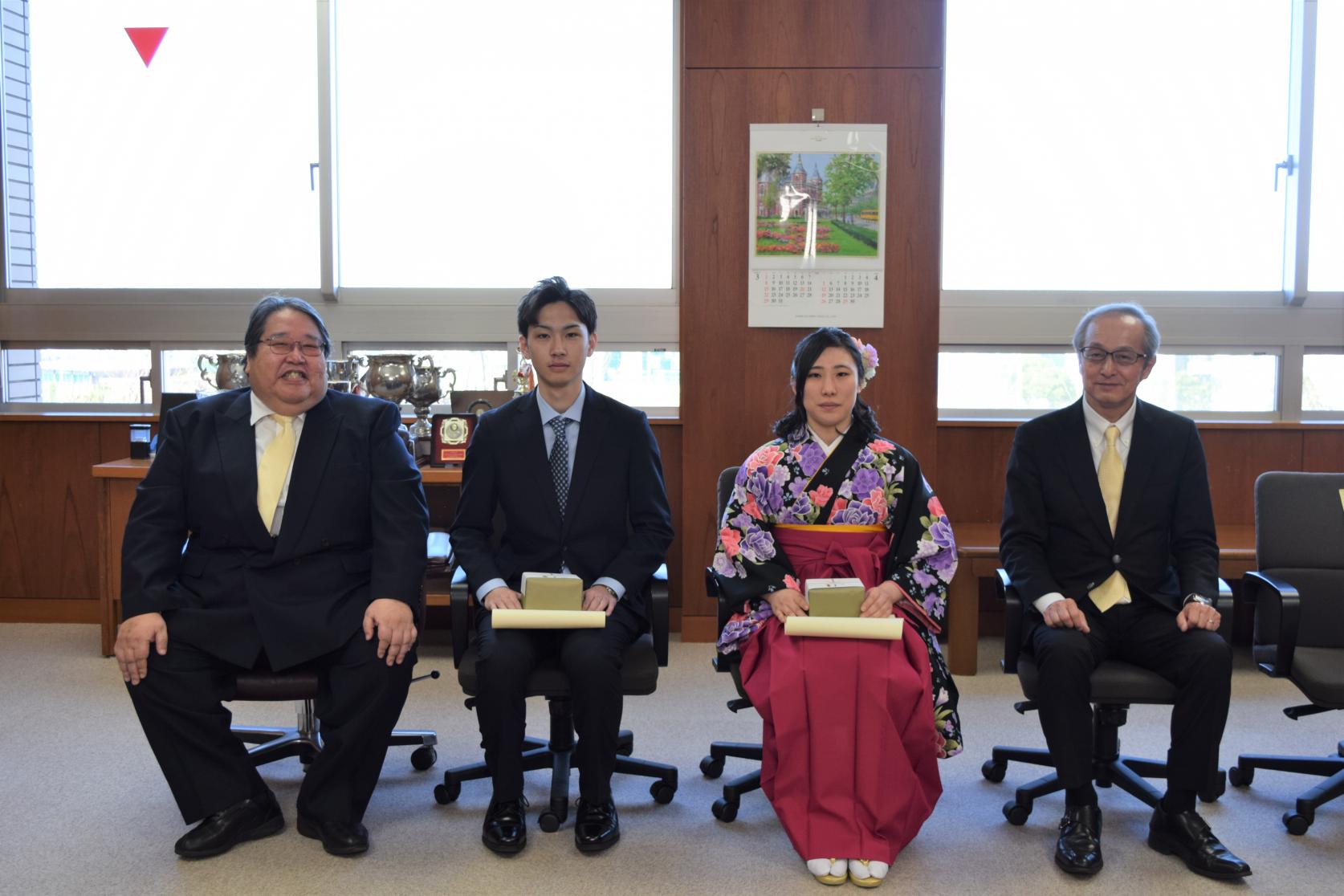 学長賞受賞の数学科 高橋海洋さん、物質応用化学科 桐生莉沙さんに、賞状及び記念品の贈呈が行われました。