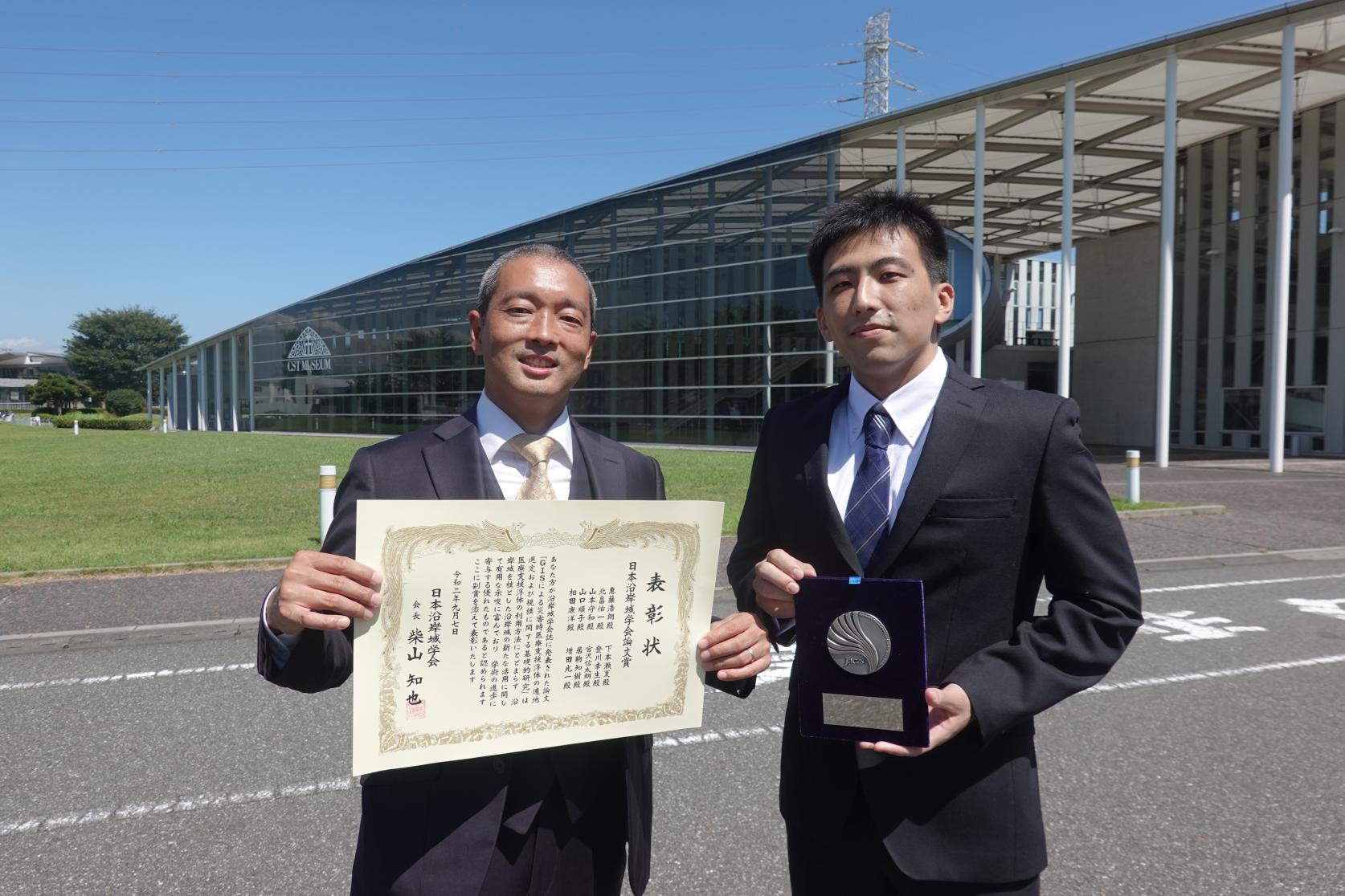 海洋建築工学専攻2年の下本瀬夏さんと惠藤浩朗准教授が、日本沿岸域学会「日本沿岸域学会論文賞」を受賞しました。