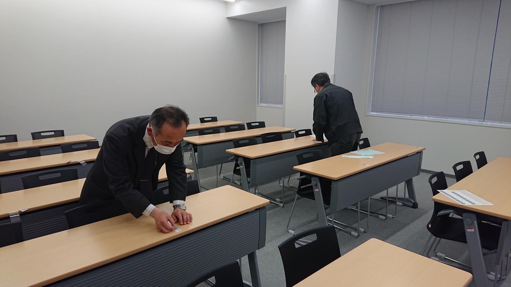 対面授業開始に向けて、両キャンパスにQR着席トレーサビリティを導入しました。