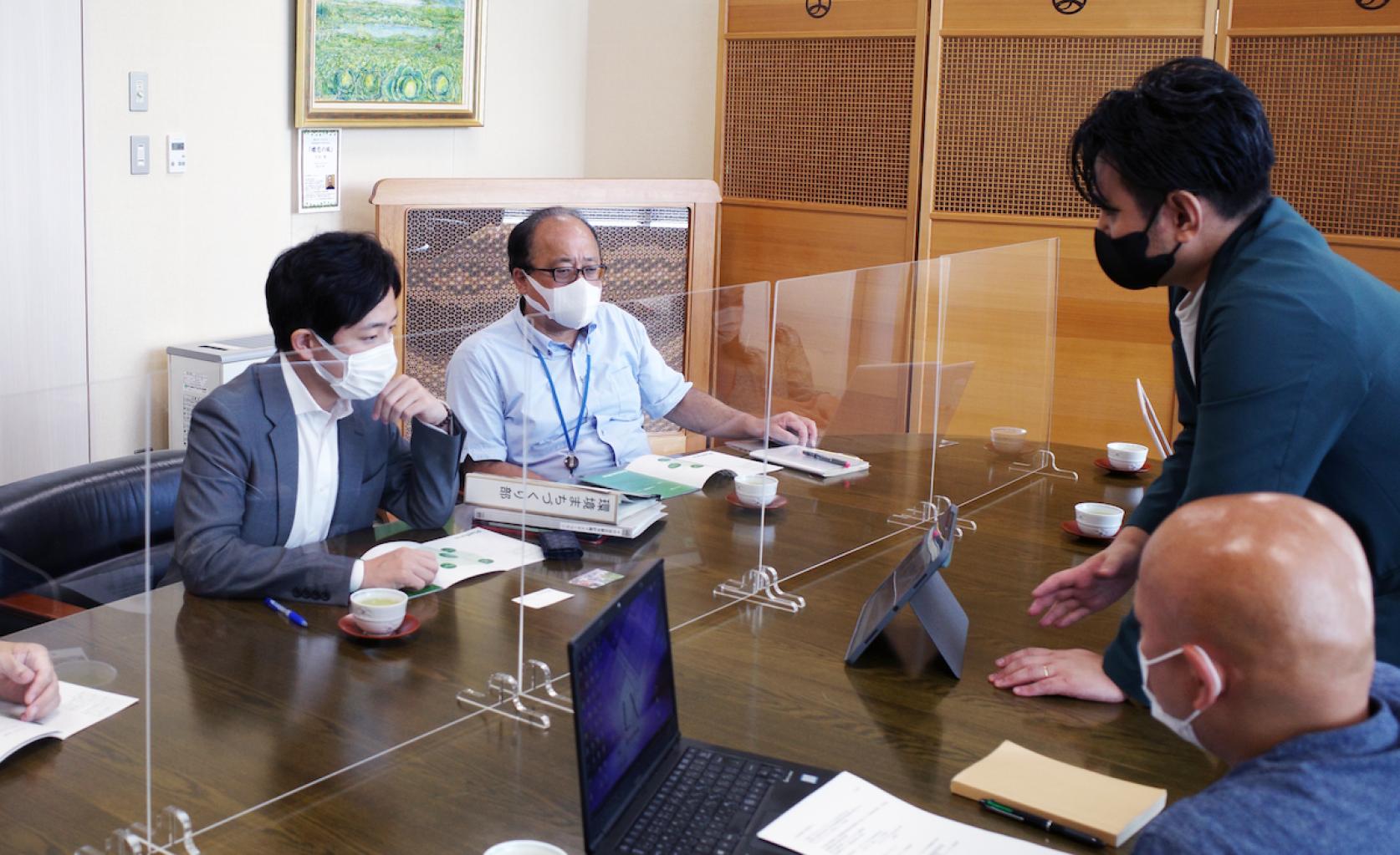 建築学科の泉山塁威助教が千代田区長と神田のウォーカブルなまちづくりについて意見交換を行いました。