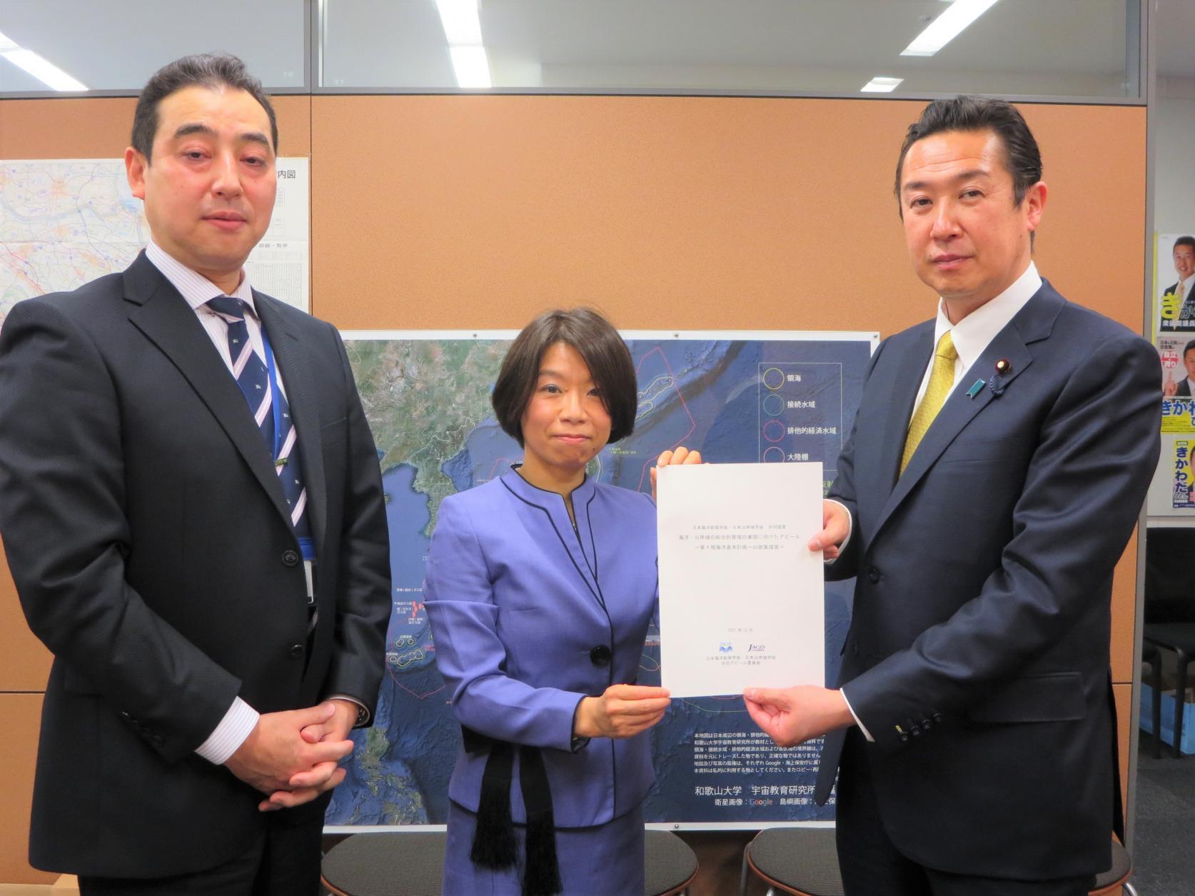 海洋建築工学科の居駒知樹教授が、黄川田仁志内閣府副大臣へ「海洋・沿岸域の総合的管理の実現に向けたアピール～第4期海洋基本計画への政策提言～」の説明をしてまいりました。