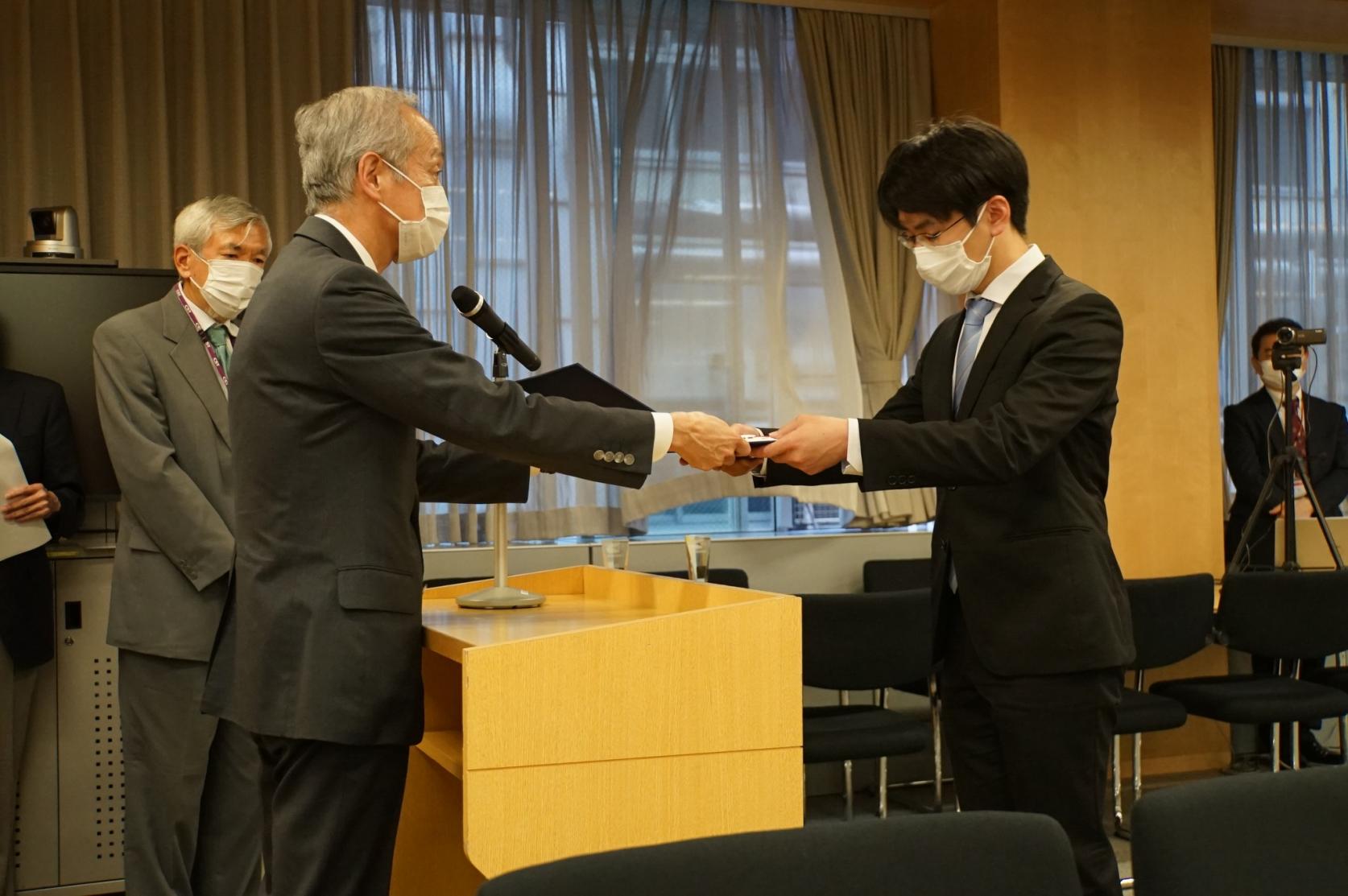 物理学専攻 関太一さんが、理工学部駿博会より駿博奨励賞を授与されました。