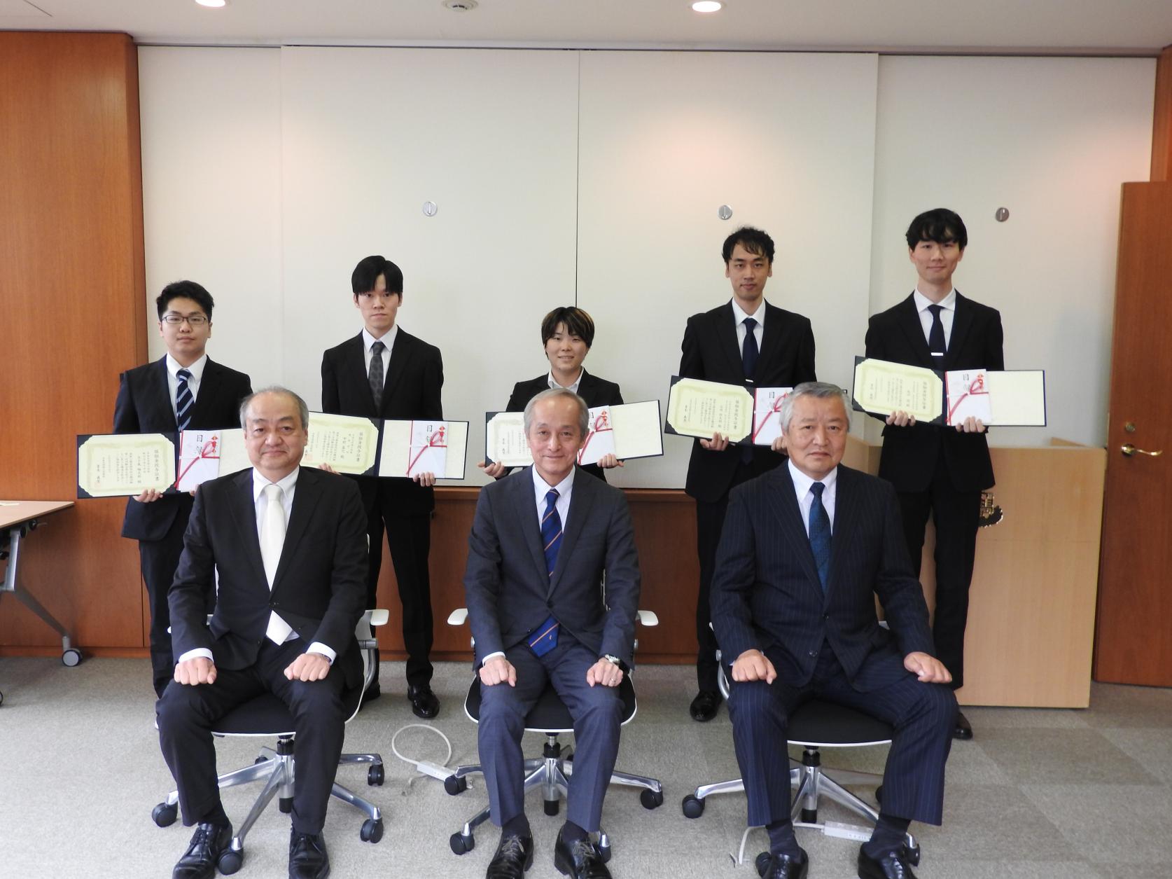 10月14日(金)令和4年度理工学部国家公務員採用総合職試験合格者奨励金授与式が執り行われました。