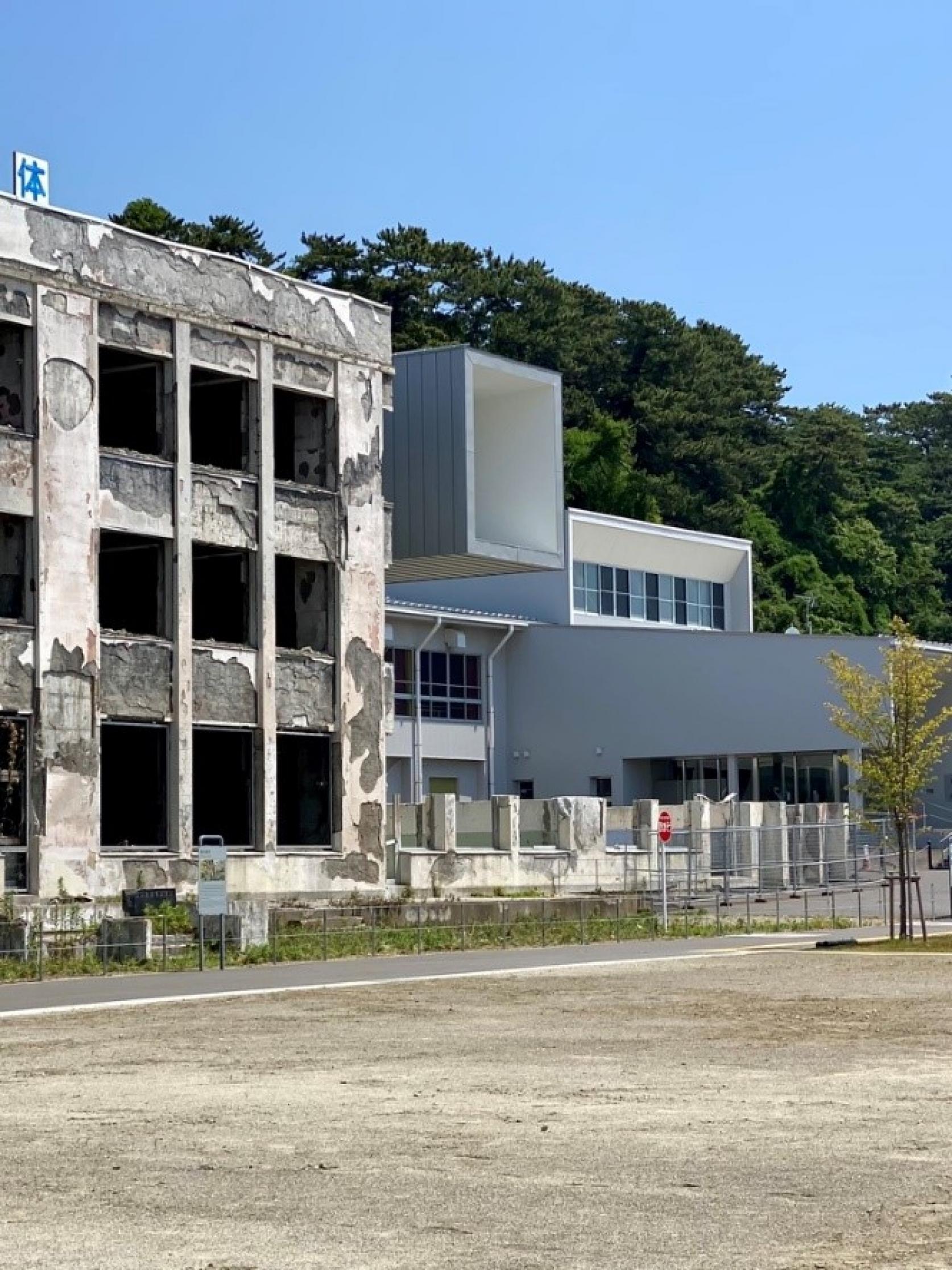 建築学科 佐藤光彦教授が設計した石巻市震災遺構門脇小学校が「新建築2022年11月号」に掲載されました。