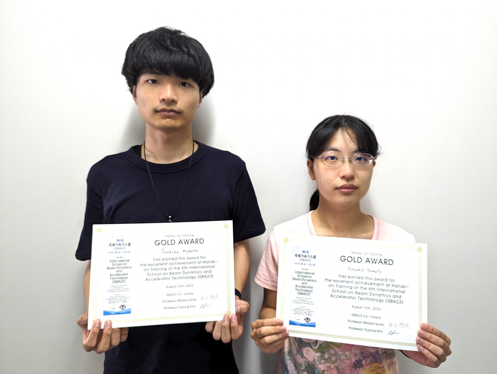 物理学専攻修士1年 久保田月野さんと大和紗也香さんが、国際スクール「The 6th International School on Beam Dynamics and Accelerator Technology (ISBA23)」において「GOLD AWARD」を受賞しました。