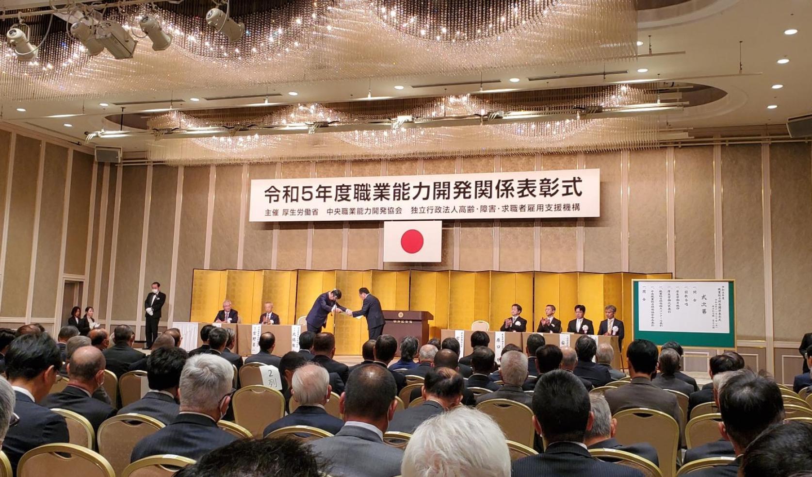 土木工学科 鎌尾彰司准教授が、中央職業能力開発協会より令和５年度中央職業能力開発協会 会長賞を受賞しました。