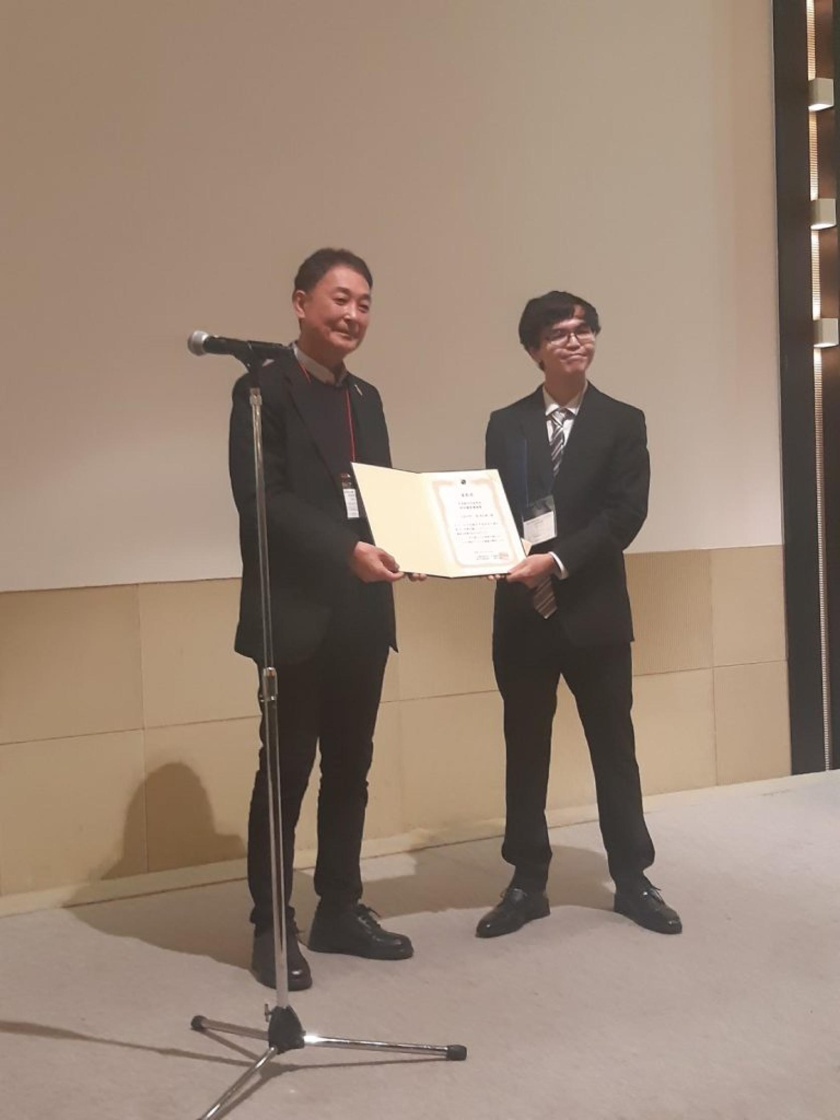 航空宇宙工学専攻博士前期課程1年星亮太朗さんが、第61回飛行機シンポジウムで学生優秀講演賞を受賞しました。