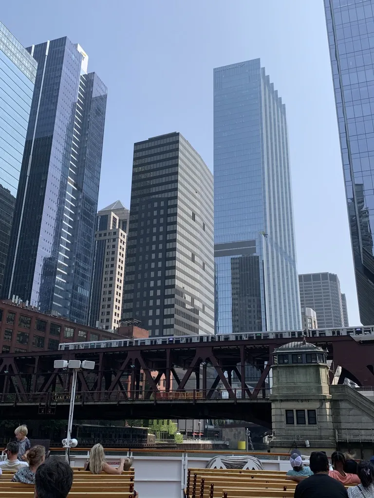 密集した高層ビル群と公共交通