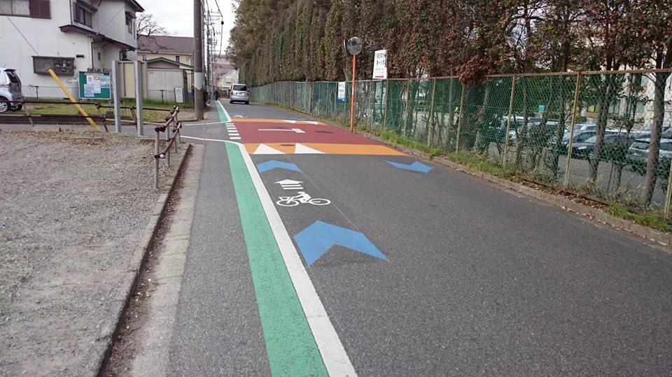 交差点での交通事故対策（自転車矢羽根とカラー舗装）