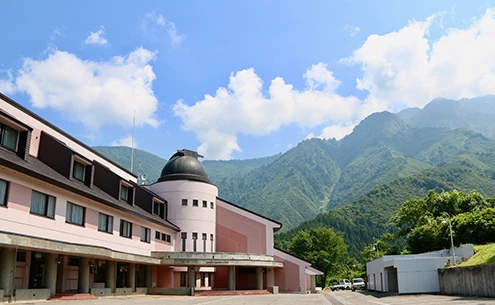 セミナーハウス（左）と八海山（右）