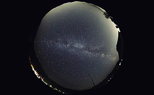 満天の星を望遠鏡で見た様子