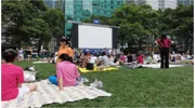 公園でみんなで映画を楽しむ
（米国）