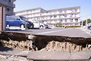 液状化による被害（横浜）