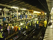 鉄道駅構内改良工事の様子