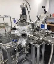 パルスレーザー堆積装置の写真。これによってAuナノパーティクルを基板上に堆積させる。