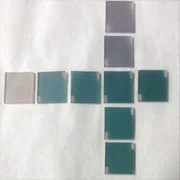 私たちの研究グループで作製した試料。Auナノパーティクルが基板上に堆積されていて，実験条件によって試料の色が異なる。１枚の基板のサイズは縦10mm，横10mm，厚さ1mmである。