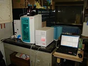 写真①：分析機器の外観