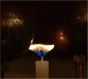 電場で引き延ばされる炎