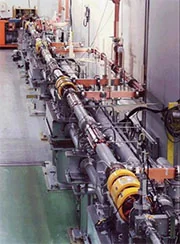 電子線形加速器＠日本大学理工学部船橋校舎

直線型の加速器であり、現在、最大で100MeV（1億電子ボルト）のエネルギーの電子ビームを発生することが可能。
この時の電子のスピードは、光速の99.9987%に達する。