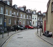 お互いの家を見守れる街並み（ロンドン）