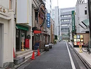 歩道も狭く圧迫感のある都市空間の例