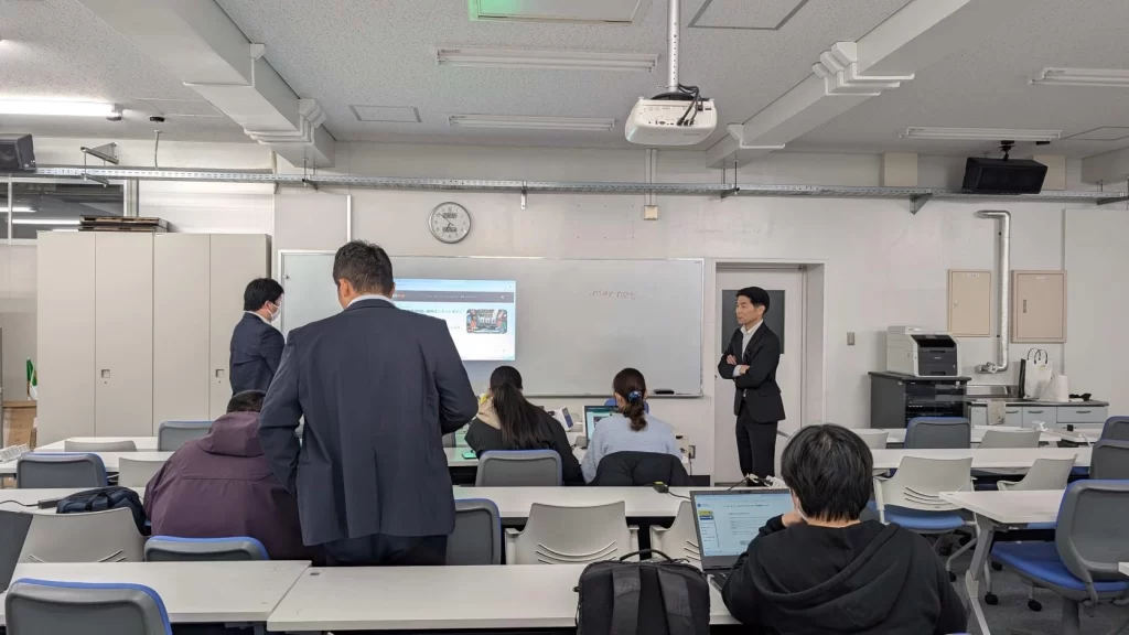 理工学部から4名の学生が参加した千葉県警察と連携した「サイバー防犯ボランティア」活動の様子