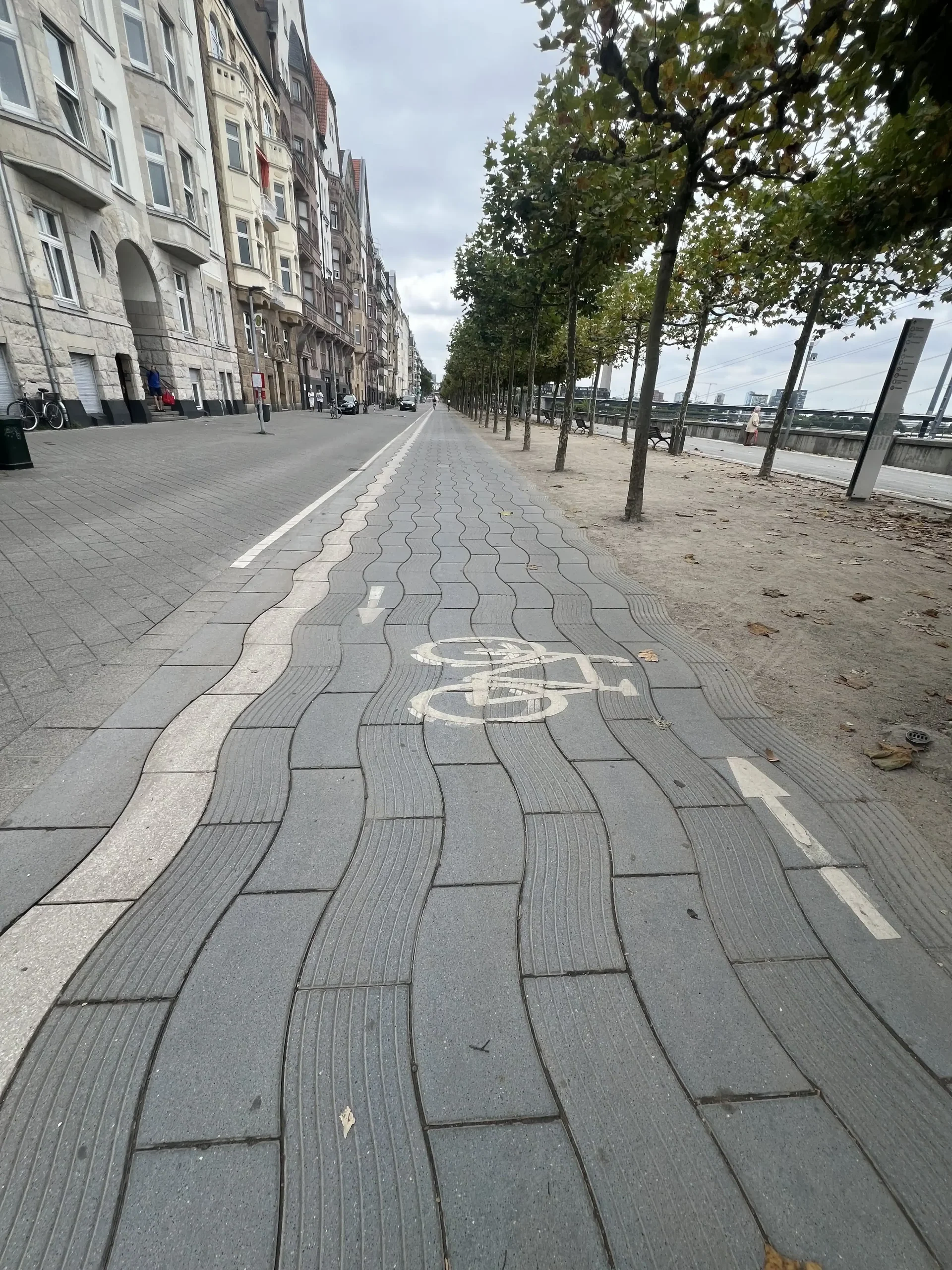 特殊な役割を持った舗装